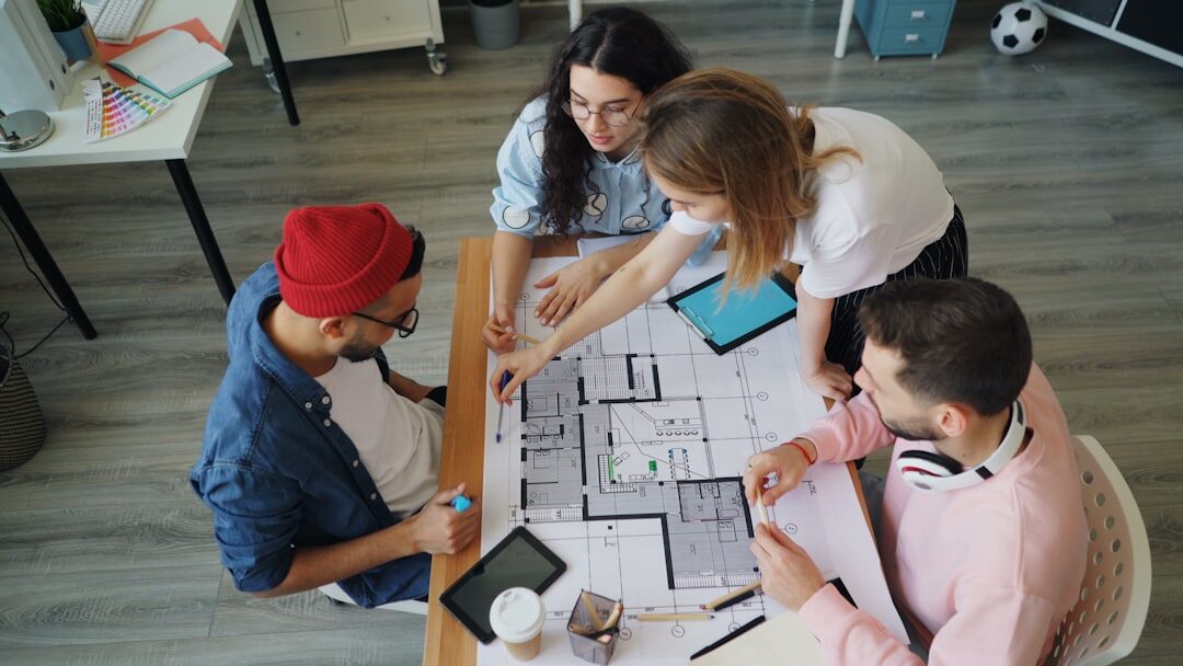 Time de marketing brainstormando ideias criativas