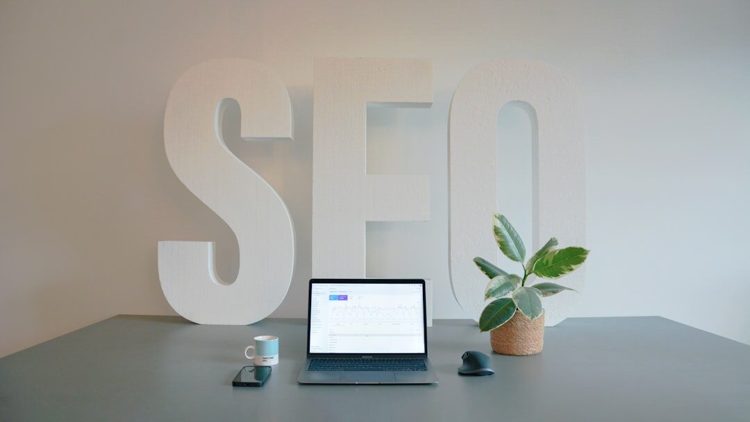 Trabalhando em gráficos de SEO no laptop