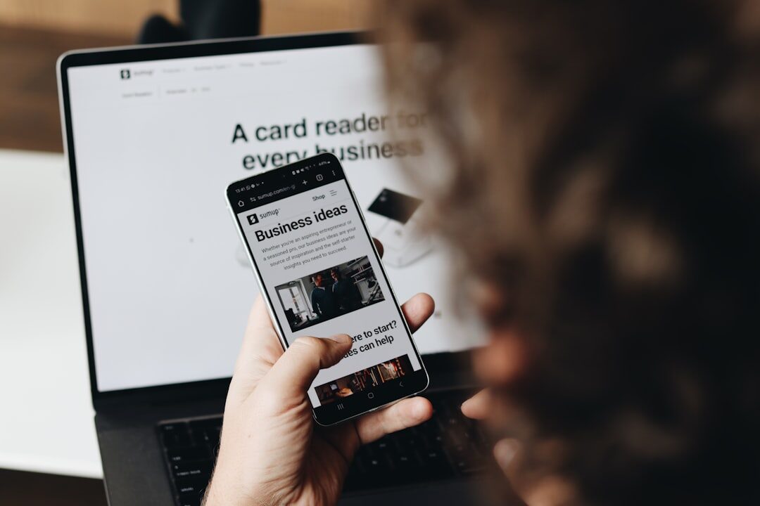 Usuário interagindo com anúncios online