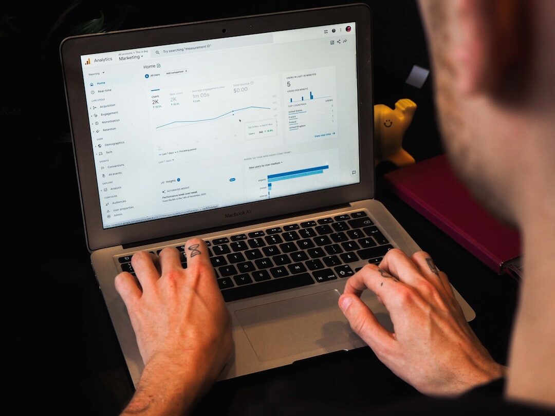 Usuário navegando em site intuitivo
