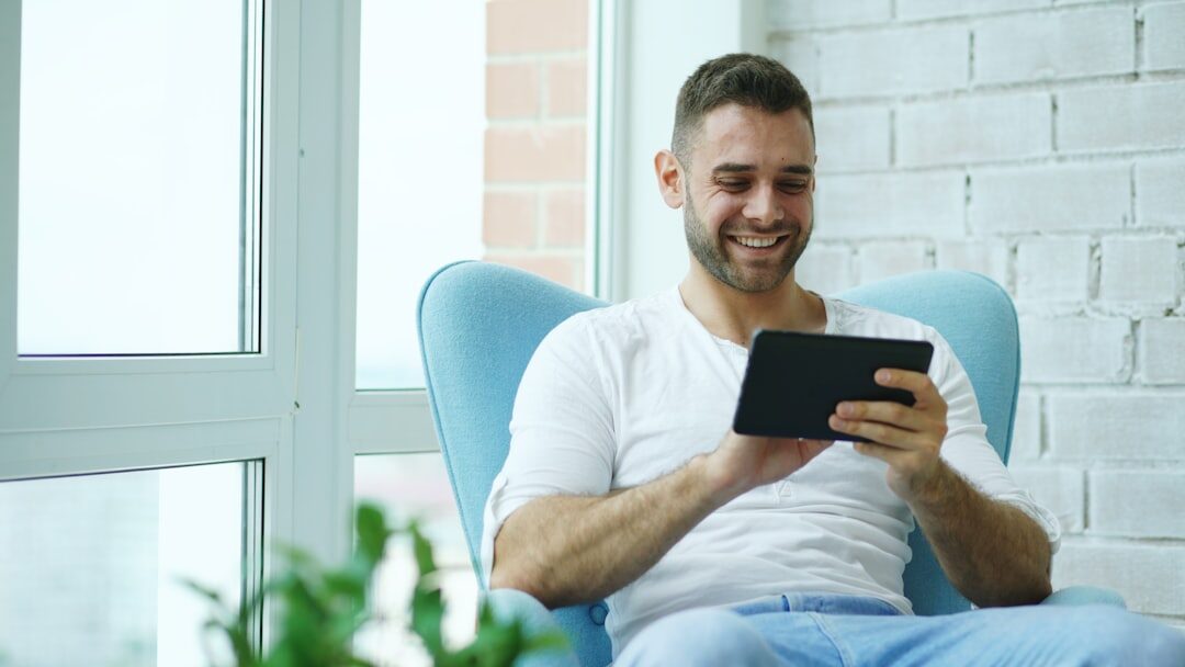 Usuário navegando em site moderno no tablet