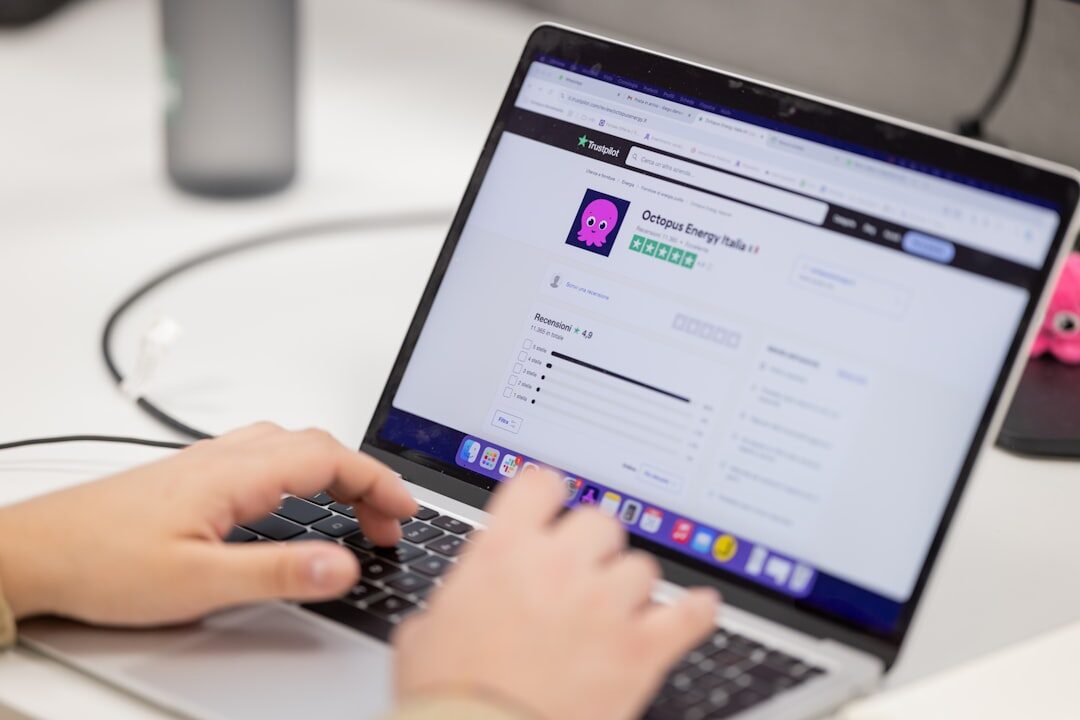 Usuário navegando em um site responsivo